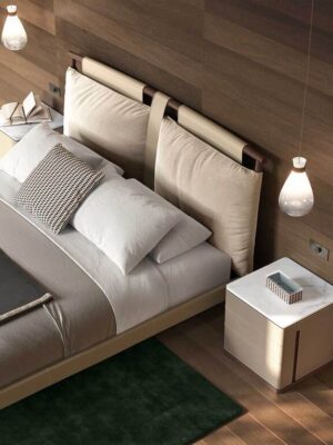 Times Lit design haut de gamme par Poltrona Frau avec tête de lit en frêne et bandes verticales en cuir Pelle Frau®, coussin personnalisable, design haut de gamme italien chez D-Style Interior