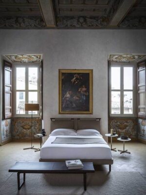 Times Lit design haut de gamme par Poltrona Frau avec tête de lit en frêne et bandes verticales en cuir Pelle Frau®, coussin personnalisable, design haut de gamme italien chez D-Style Interior