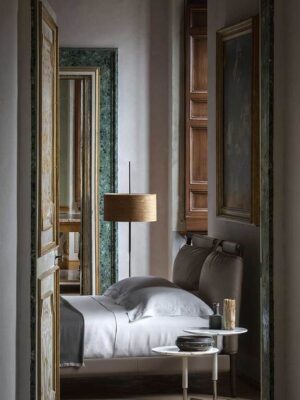 Times Lit design haut de gamme par Poltrona Frau avec tête de lit en frêne et bandes verticales en cuir Pelle Frau®, coussin personnalisable, design haut de gamme italien chez D-Style Interior