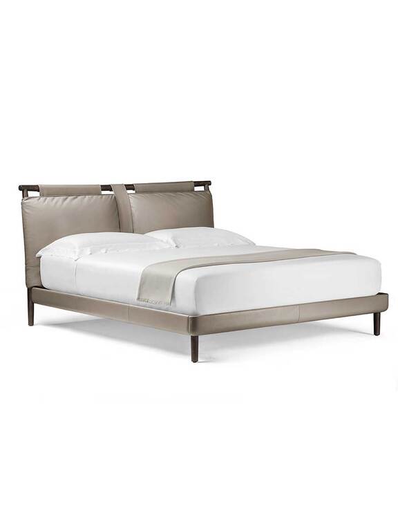 Times Lit design haut de gamme par Poltrona Frau avec tête de lit en frêne et bandes verticales en cuir Pelle Frau®, coussin personnalisable, design haut de gamme italien chez D-Style Interior