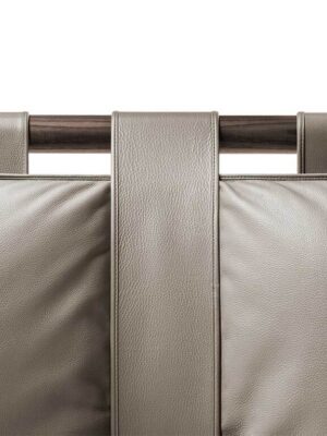 Times Lit design haut de gamme par Poltrona Frau avec tête de lit en frêne et bandes verticales en cuir Pelle Frau®, coussin personnalisable, design haut de gamme italien chez D-Style Interior