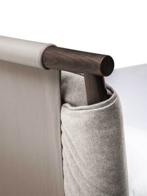 Times Lit design haut de gamme par Poltrona Frau avec tête de lit en frêne et bandes verticales en cuir Pelle Frau®, coussin personnalisable, design haut de gamme italien chez D-Style Interior