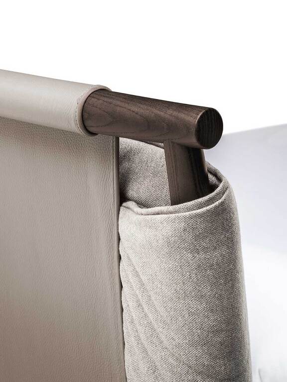 Times Lit design haut de gamme par Poltrona Frau avec tête de lit en frêne et bandes verticales en cuir Pelle Frau®, coussin personnalisable, design haut de gamme italien chez D-Style Interior