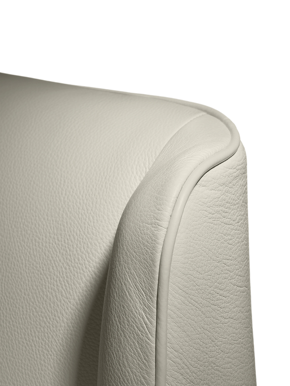 Suzie Wong Lit design haut de gamme par Poltrona Frau avec tête de lit rembourrée en cuir Pelle Frau® et pieds effilés, design italien chez D-Style Interior