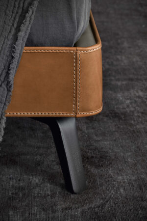 Mamy Blue Lit design haut de gamme par Poltrona Frau avec tête de lit en cuir Saddle Extra et Pelle Frau®, design italien disponible chez D-Style Interior