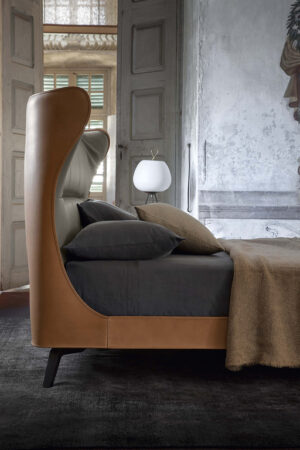 Mamy Blue Lit design haut de gamme par Poltrona Frau avec tête de lit en cuir Saddle Extra et Pelle Frau®, design italien disponible chez D-Style Interior