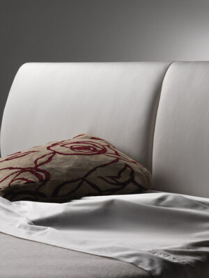 Eosonno Lit design haut de gamme Poltrona Frau en cuir Pelle Frau® et bois massif, design italien disponible chez D-Style Interior