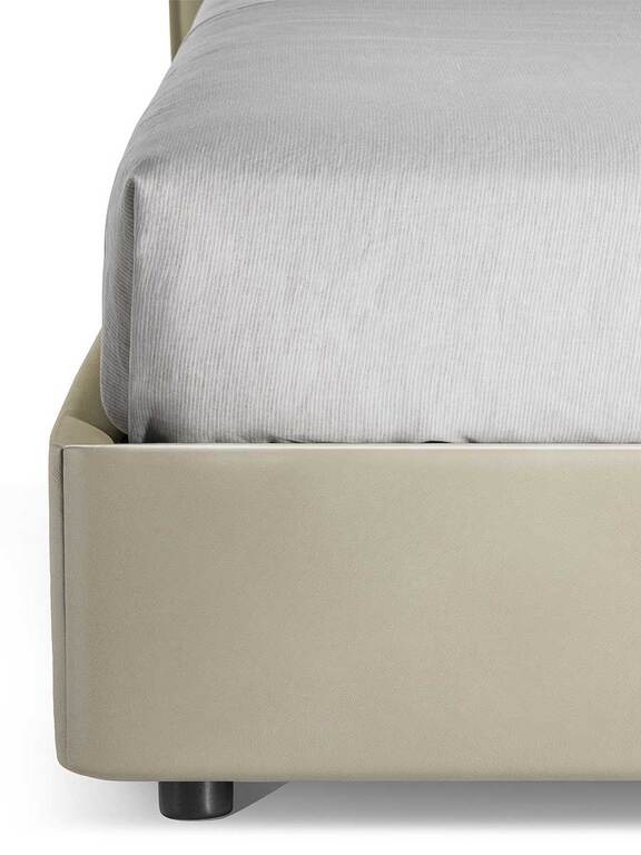 Aurora Tre Lit avec coffre haut de gamme en cuir Pelle Frau® par Poltrona Frau, disponible chez D-Style Interior