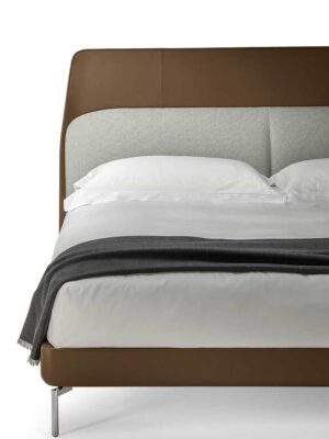 Coupè Lit design haut de gamme en cuir Pelle Frau® par Poltrona Frau, tête de lit rembourrée et design minimaliste, disponible chez D-Style Interior