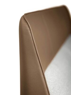 Coupè Lit design haut de gamme en cuir Pelle Frau® par Poltrona Frau, tête de lit rembourrée et design minimaliste, disponible chez D-Style Interior