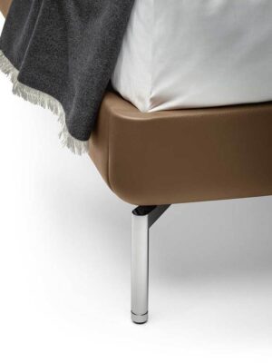 Coupè Lit design haut de gamme en cuir Pelle Frau® par Poltrona Frau, tête de lit rembourrée et design minimaliste, disponible chez D-Style Interior