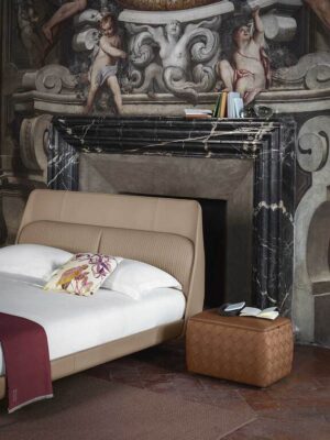Coupè Lit design haut de gamme en cuir Pelle Frau® par Poltrona Frau, tête de lit rembourrée et design minimaliste, disponible chez D-Style Interior