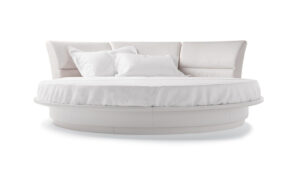 Lullaby Due lit + draps design haut de gamme par Poltrona Frau en cuir Pelle Frau® avec tête de lit pivotante, design haut de gamme italien chez D-Style Interior.