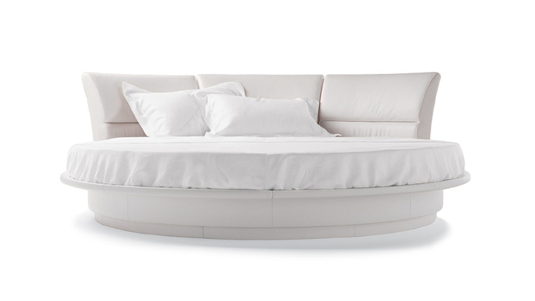 Lullaby Due lit + draps design haut de gamme par Poltrona Frau en cuir Pelle Frau® avec tête de lit pivotante, design haut de gamme italien chez D-Style Interior.
