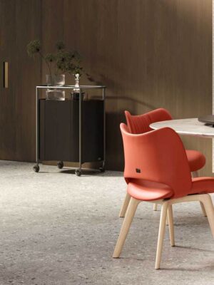 Chariot bibliothèque design haut de gamme Mi Trolley par Poltrona Frau, structure métal avec cuir Saddle Extra canneté et roulettes, disponible chez D-Style Interior