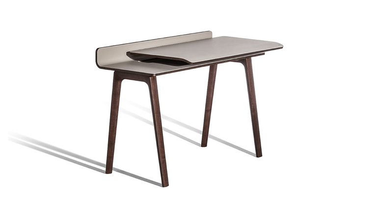 Iren Bureau design haut de gamme Freestanding par Poltrona Frau, bureau en frêne massif et cuir Pelle Frau®, design japonais haut de gamme disponible chez D-Style Interior