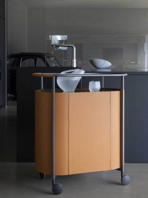 Chariot bibliothèque design haut de gamme Mi Trolley par Poltrona Frau, structure métal avec cuir Saddle Extra canneté et roulettes, disponible chez D-Style Interior