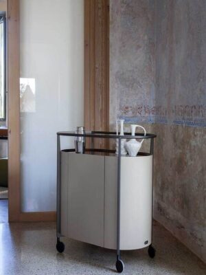 Chariot bibliothèque design haut de gamme Mi Trolley par Poltrona Frau, structure métal avec cuir Saddle Extra canneté et roulettes, disponible chez D-Style Interior