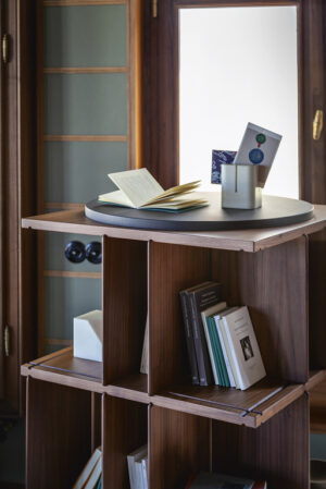 Bibliothèque design haut de gamme Turner par Poltrona Frau, structure noyer Canaletto avec plateaux tournants, disponible chez D-Style Interior