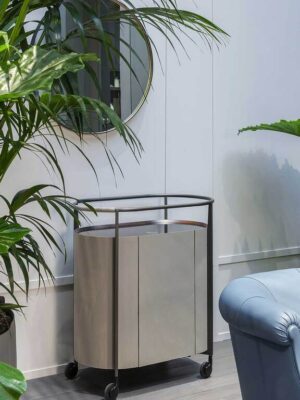 Chariot bibliothèque design haut de gamme Mi Trolley par Poltrona Frau, structure métal avec cuir Saddle Extra canneté et roulettes, disponible chez D-Style Interior