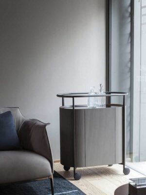 Chariot bibliothèque design haut de gamme Mi Trolley par Poltrona Frau, structure métal avec cuir Saddle Extra canneté et roulettes, disponible chez D-Style Interior