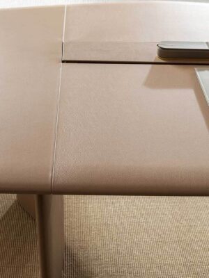 Trust | Bureau design haut de gamme Iconic Poltrona Frau par Lievore – Altherr – Park, bureau de direction en cuir Pelle Frau® ou Techno Wood, disponible chez D-Style Interior