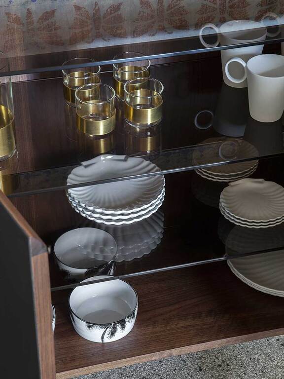 Chariot bibliothèque design haut de gamme Mi Trolley par Poltrona Frau, structure métal avec cuir Saddle Extra canneté et roulettes, disponible chez D-Style Interior