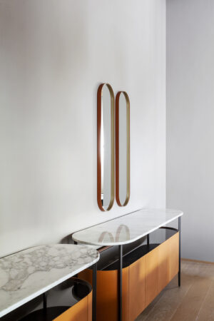 Bibliothèque design haut de gamme Mi Cabinet bas par Poltrona Frau, 4 portes accordéon avec cuir Saddle Extra canneté et plateau marbre, disponible chez D-Style Interior