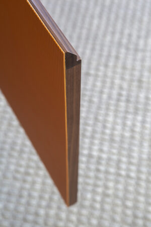 Bibliothèque design haut de gamme Mi Cabinet bas par Poltrona Frau, 4 portes accordéon avec cuir Saddle Extra canneté et plateau marbre, disponible chez D-Style Interior