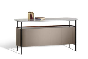 Bibliothèque design haut de gamme Mi Cabinet bas par Poltrona Frau, 4 portes accordéon avec cuir Saddle Extra canneté et plateau marbre, disponible chez D-Style Interior