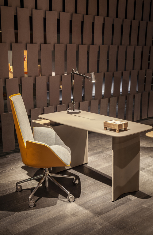 Trust | Small design haut de gamme bureau Poltrona Frau par Lievore – Altherr – Park, bureau compact en cuir Pelle Frau® ou Techno Wood, disponible chez D-Style Interior