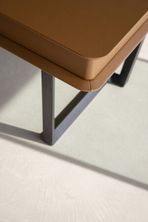 Peek-a-Book | Bureau design haut de gamme Poltrona Frau par Roberto Lazzeroni, design italien haut de gamme en cuir Pelle Frau® et frêne massif, disponible chez D-Style Interior