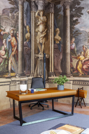 Peek-a-Book | Bureau design haut de gamme Poltrona Frau par Roberto Lazzeroni, design italien haut de gamme en cuir Pelle Frau® et frêne massif, disponible chez D-Style Interior