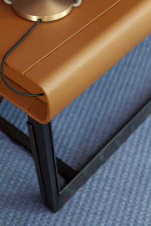 Peek-a-Book | Bureau design haut de gamme Poltrona Frau par Roberto Lazzeroni, design italien haut de gamme en cuir Pelle Frau® et frêne massif, disponible chez D-Style Interior