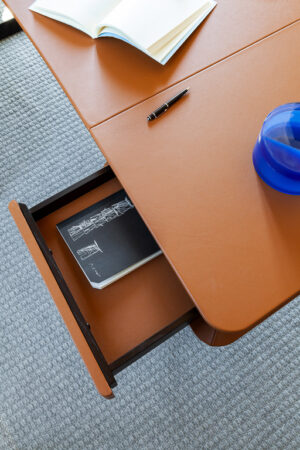 Peek-a-Book | Bureau design haut de gamme Poltrona Frau par Roberto Lazzeroni, design italien haut de gamme en cuir Pelle Frau® et frêne massif, disponible chez D-Style Interior
