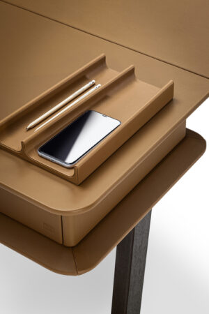 Peek-a-Book | Bureau design haut de gamme Poltrona Frau par Roberto Lazzeroni, design italien haut de gamme en cuir Pelle Frau® et frêne massif, disponible chez D-Style Interior