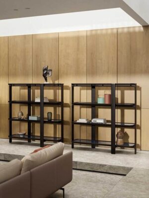 Bibliothèque design haut de gamme DUO par Poltrona Frau, structure frêne massif avec étagères modulables et finitions bronze fumé, disponible chez D-Style Interior