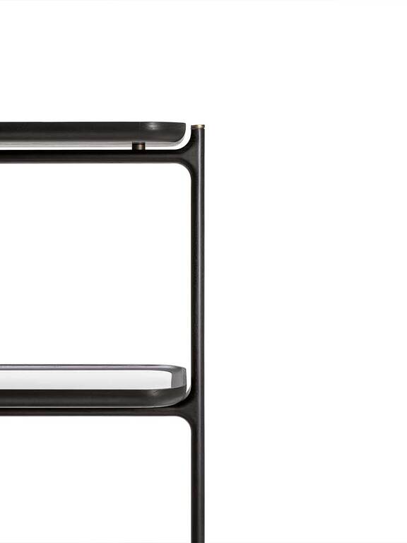 Bibliothèque design haut de gamme DUO par Poltrona Frau, structure frêne massif avec étagères modulables et finitions bronze fumé, disponible chez D-Style Interior