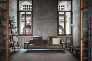 Bibliothèque design haut de gamme Ren par Poltrona Frau, design Neri&Hu avec structure noyer Canaletto et étagères cuir Saddle Extra, disponible chez D-Style Interior