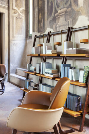 Bibliothèque design haut de gamme Ren par Poltrona Frau, design Neri&Hu avec structure noyer Canaletto et étagères cuir Saddle Extra, disponible chez D-Style Interior