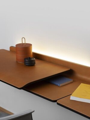 Iren Bureau design haut de gamme Wall Poltrona Frau par Kensaku Oshiro, bureau mural en frêne et cuir Pelle Frau®, design japonais haut de gamme disponible chez D-Style Interior