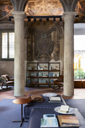 Bibliothèque design haut de gamme Ren par Poltrona Frau, design Neri&Hu avec structure noyer Canaletto et étagères cuir Saddle Extra, disponible chez D-Style Interior