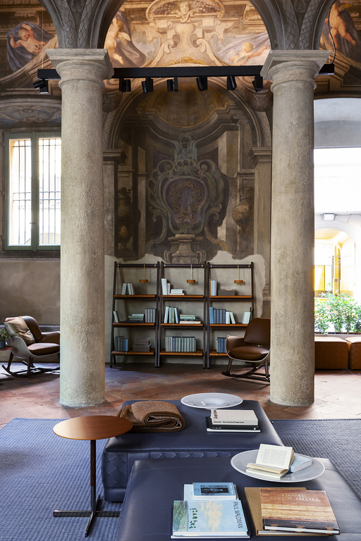 Bibliothèque design haut de gamme Ren par Poltrona Frau, design Neri&Hu avec structure noyer Canaletto et étagères cuir Saddle Extra, disponible chez D-Style Interior
