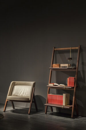 Bibliothèque design haut de gamme Ren par Poltrona Frau, design Neri&Hu avec structure noyer Canaletto et étagères cuir Saddle Extra, disponible chez D-Style Interior