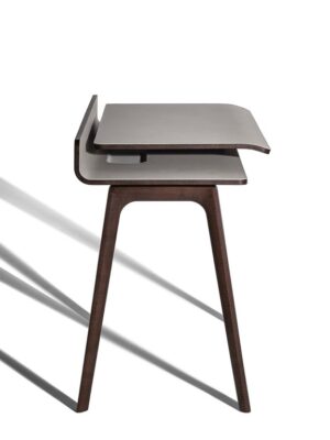 Iren Bureau design haut de gamme Freestanding par Poltrona Frau, bureau en frêne massif et cuir Pelle Frau®, design japonais haut de gamme disponible chez D-Style Interior