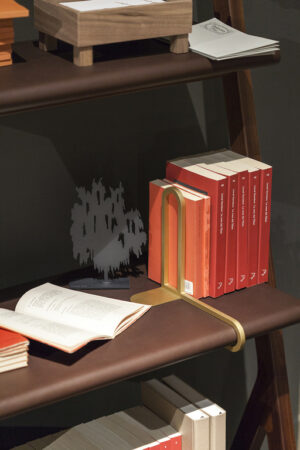 Bibliothèque design haut de gamme Ren par Poltrona Frau, design Neri&Hu avec structure noyer Canaletto et étagères cuir Saddle Extra, disponible chez D-Style Interior