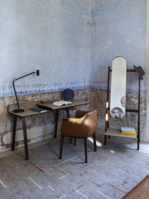 Iren Bureau design haut de gamme Freestanding par Poltrona Frau, bureau en frêne massif et cuir Pelle Frau®, design japonais haut de gamme disponible chez D-Style Interior