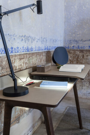 Iren Bureau design haut de gamme Freestanding par Poltrona Frau, bureau en frêne massif et cuir Pelle Frau®, design japonais haut de gamme disponible chez D-Style Interior