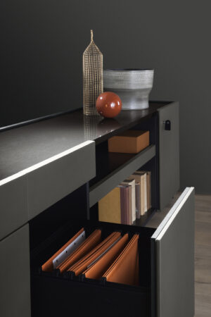 Bibliothèque design haut de gamme Jobs Cabinet par Poltrona Frau, design Rodolfo Dordoni avec structure acier et revêtement cuir Pelle Frau®, disponible chez D-Style Interior