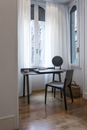 Iren Bureau design haut de gamme Freestanding par Poltrona Frau, bureau en frêne massif et cuir Pelle Frau®, design japonais haut de gamme disponible chez D-Style Interior